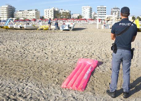 DONNA STUPRATA, FIDANZATO PICCHIATO IN SPIAGGIA A RIMINI