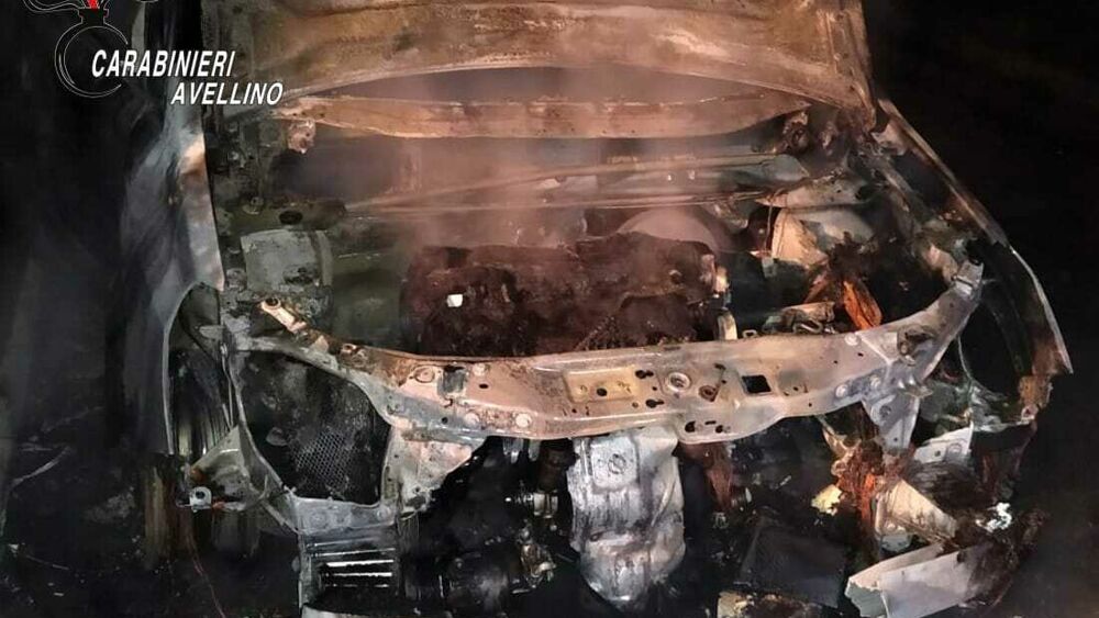 Tre auto a fuoco nella notte. Si indaga