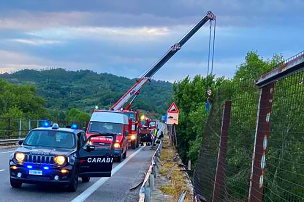 Furgone sbanda sulla Fondo Valle Sele e precipita dal cavalcavia, muore ...